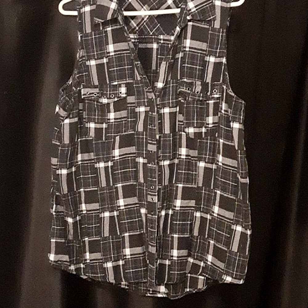 Rock & Republic women's sleeveless, button up top, Size XL